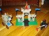 Set tip LEGO Knight Castle castel cavaler soldati steaguri cal figurine asalt