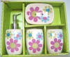 Set baie cu suport sapun,dozator, pahare apa si periute, flori roz