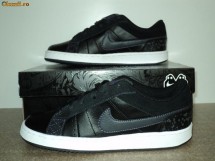 Adidasi unisex Nike Isolate
