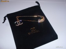 Brosa CHANEL Aurie cu pietricele. Replica. Cadou: saculet CHANEL negru! foto