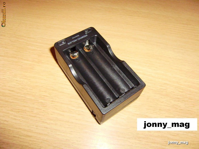 Incarcator Dublu Pentru Acumulatori / Acumulator / Baterii Li-Ion 18650 (Model Nou) foto mare