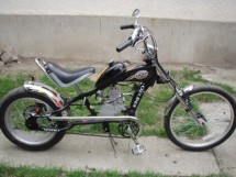 vind bicicleta chopper cu motor foto