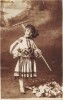 205 Port Popular Roman Copila in costum traditional cu grebla