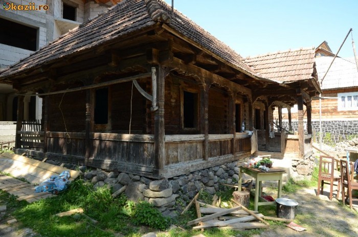 Vand casa veche din lemn masiv ( stil maramuresean ) foto mare Vand casa veche din lemn masiv ( stil maramuresean ) foto mare